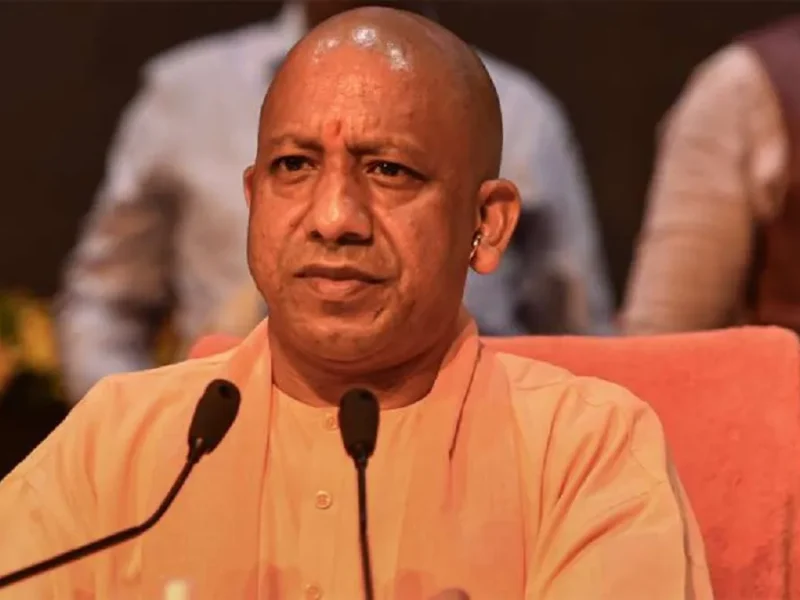 गोरखपुर में सीएम योगी का जनता दर्शन, करीब 200 फरियादियों की सुनीं समस्याएं, अफसरों को त्वरित समाधान के निर्देश
