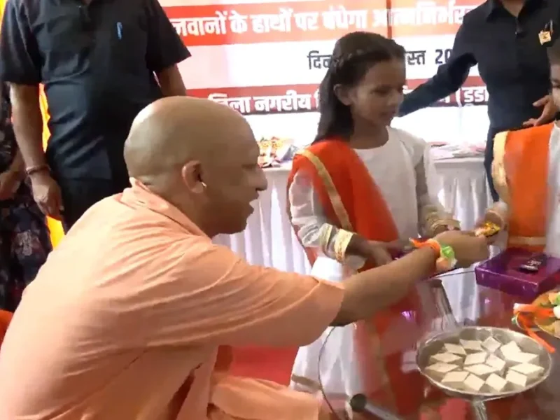 वृंदावन में मुख्यमंत्री योगी आदित्यनाथ करेंगे 1.11 लाख राखियां सैनिकों को समर्पित, बेटियों का प्यार सीमा पर पहुंचेगा