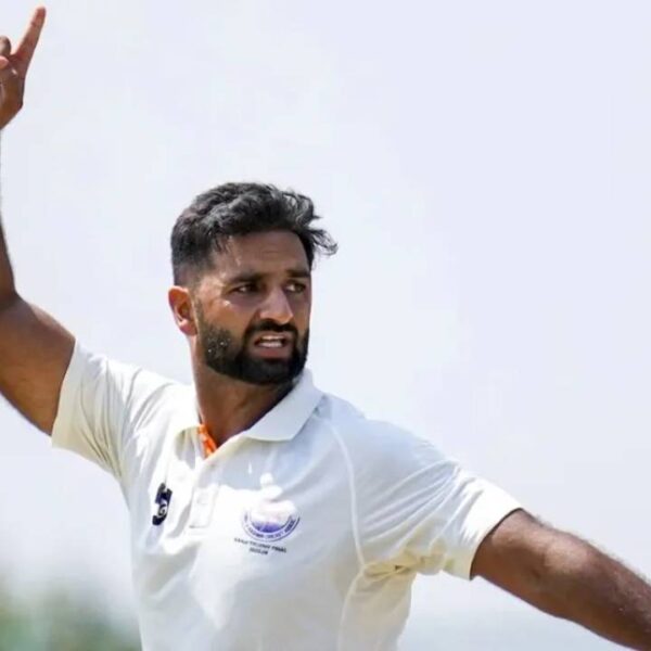 आकिब नबी ने गेंद से मचाया तहलका, काउंटी क्रिकेट में झटके चार विकेट; बल्लेबाजों की हालत कर दी खराब