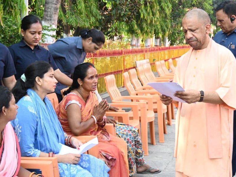 गोरखपुर में दिव्यांग ने इलाज में आर्थिक सहायता मांगी: CM योगी ने अधिकारियों से कहा डायलसिस की व्यवस्था करो