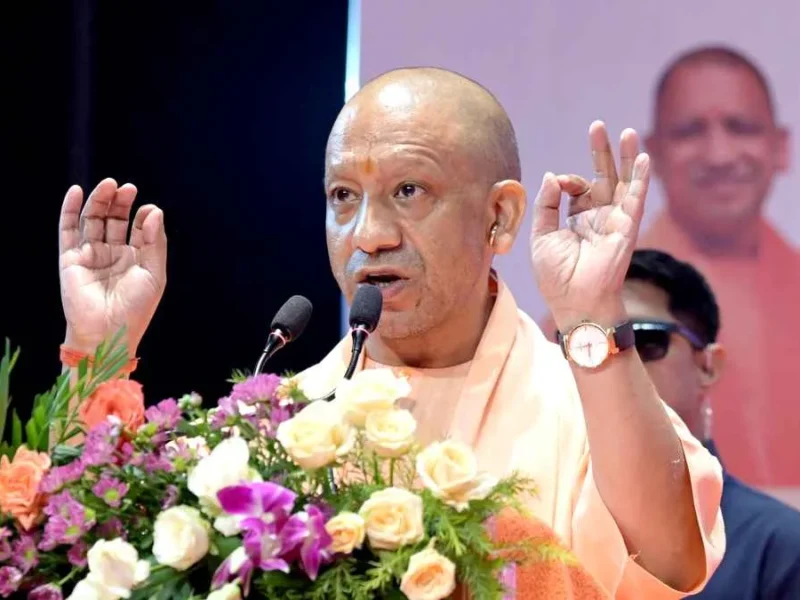 नियुक्ति पत्र बांटने के दौरान CM योगी का सपा पर तंज, बोले “हम नौकरी देते जाएंगे, आप शिवपाल यादव से गिनती सीखिए