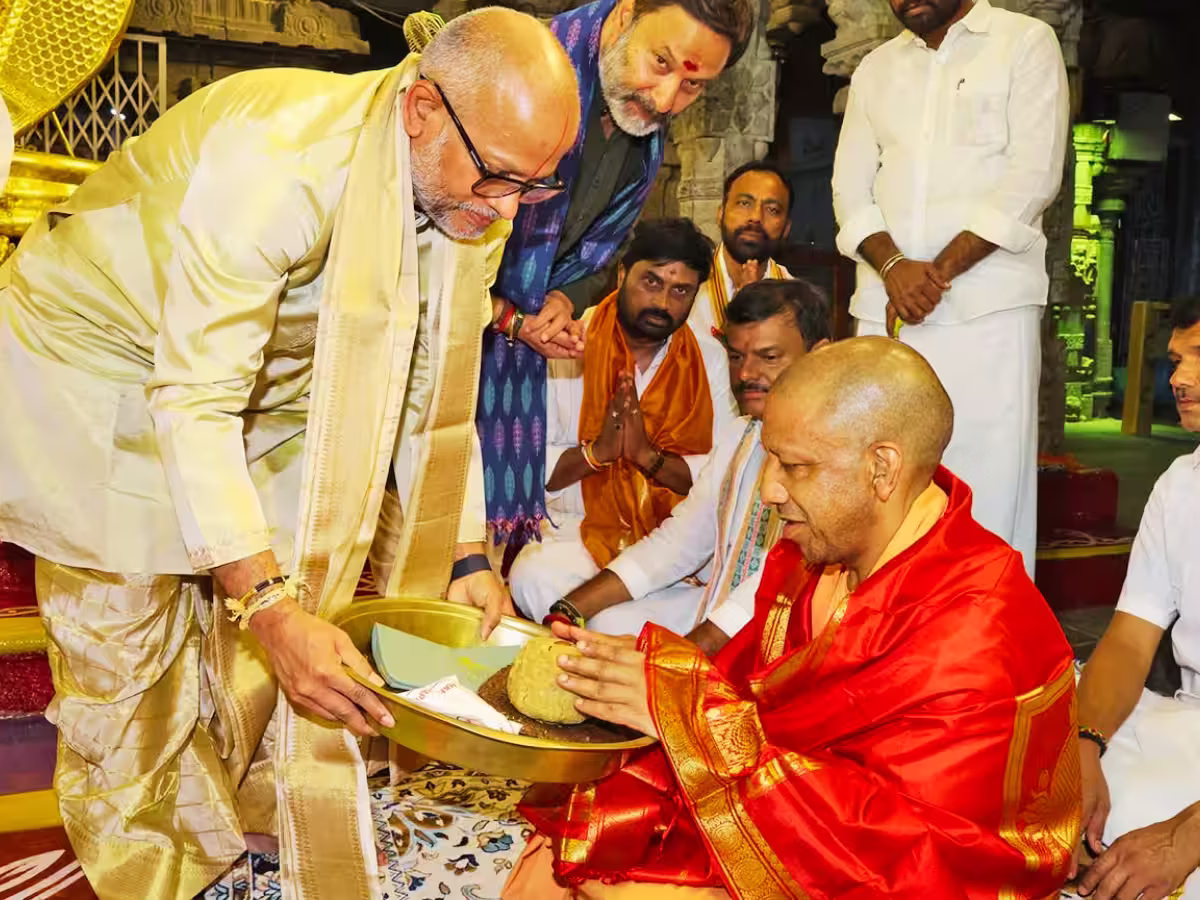 तिरुपति बालाजी मंदिर पहुंचे CM योगी आदित्यनाथ, की विशेष पूजा-अर्चना, मंदिर की व्यवस्था की जमकर सराहना