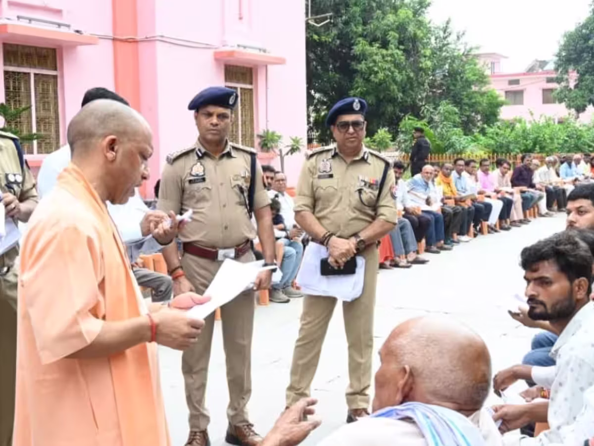 जनता दर्शन में दिव्यांग की फरियाद, CM योगी ने पूछा आयुष्मान कार्ड बना है? तुरंत अधिकारियो को दिए ये निर्देश