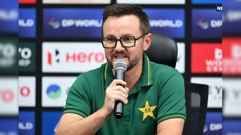 England tour के बीच एक साथ 7 खिलाड़ी बाहर करने पर माइक हेसन ने तोड़ी चुप्पी, कहा “असल में…. England tour के बीच एक साथ 7 खिलाड़ी बाहर करने पर माइक हेसन ने तोड़ी चुप्पी, कहा “असल में….