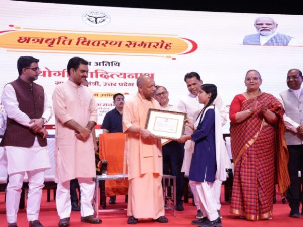 यूपी की छात्राओं को मुफ्त सैनिटरी नैपकिन देगी योगी सरकार, बनेगी राज्य स्तरीय माहवारी स्वच्छता नीति