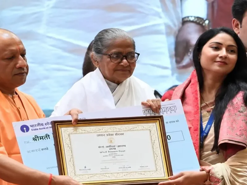 रामपुर की शिक्षिका वैलेंटिना विक्टर का CM योगी आदित्यनाथ ने किया सम्मान, शिक्षा के क्षेत्र में योगदान को सराहा