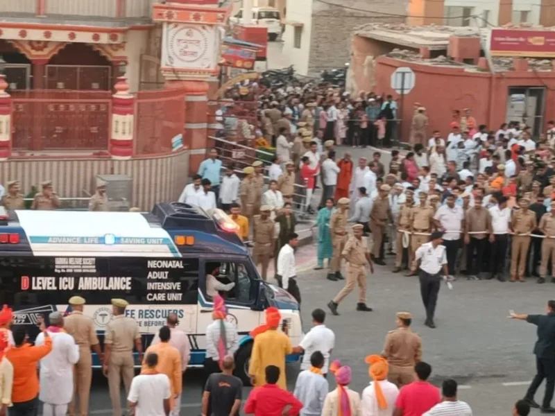 विजयादशमी शोभायात्रा के दौरान सायरन सुनते ही ठहरे सीएम योगी, मरीज के लिए खाली कराई सड़क