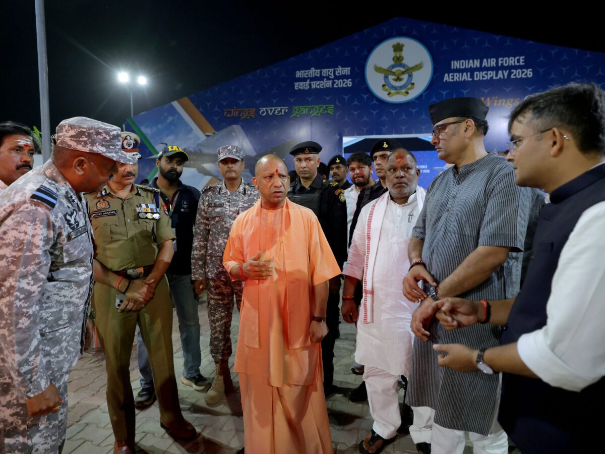 प्रधानमंत्री मोदी के आगमन और एयर शो के मद्देनजर मुख्यमंत्री योगी ने तैयारियों की समीक्षा की