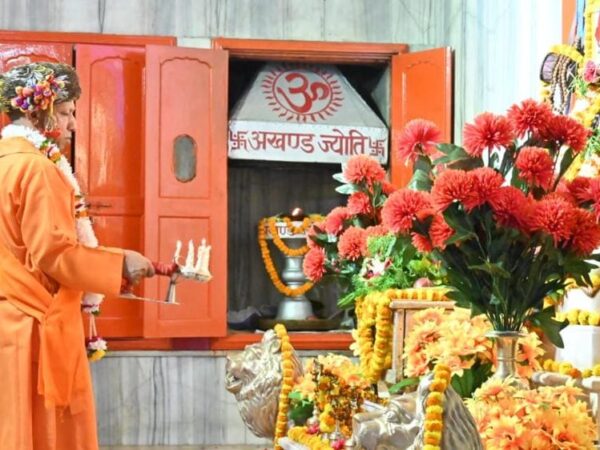 दिव्य आभा के साथ निकली गोरक्षपीठाधीश्वर की विजयादशमी शोभायात्रा, सर्वसमाज ने किया स्वागत