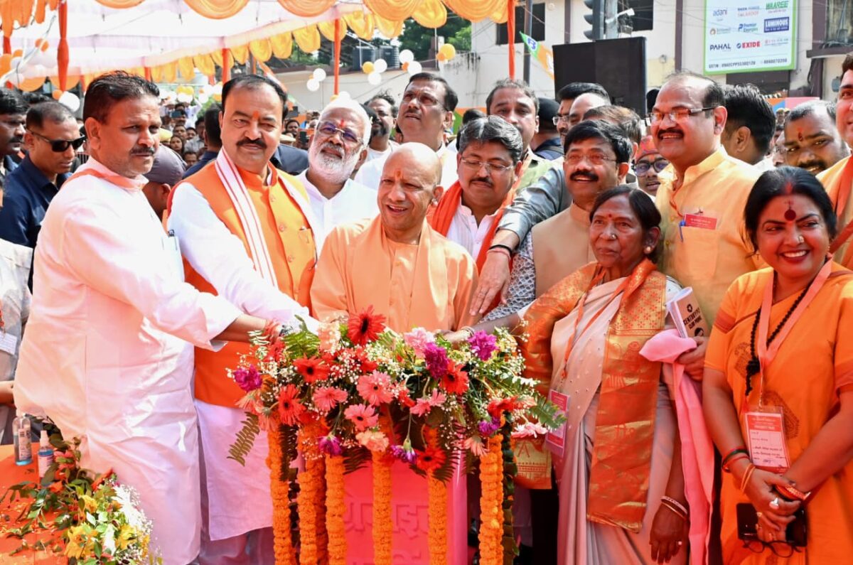 yogi-adityanath-unveils-statue-of-freedom-fighter-and-former-mp-masuriyadin-pasi